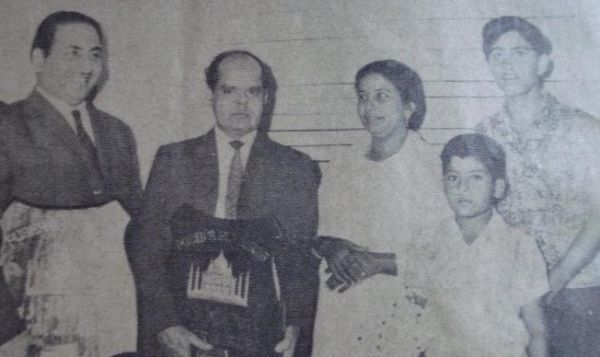 Mohammad Rafi with Roshan and his family (Pic courtesy: www.mohdrafi.com)