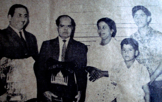 Music Director Roshan with Mohammad Rafi to his left, and wife and sons Rakesh and Rajesh Roshan to his right. (Pic courtesy: ibnlive.in)