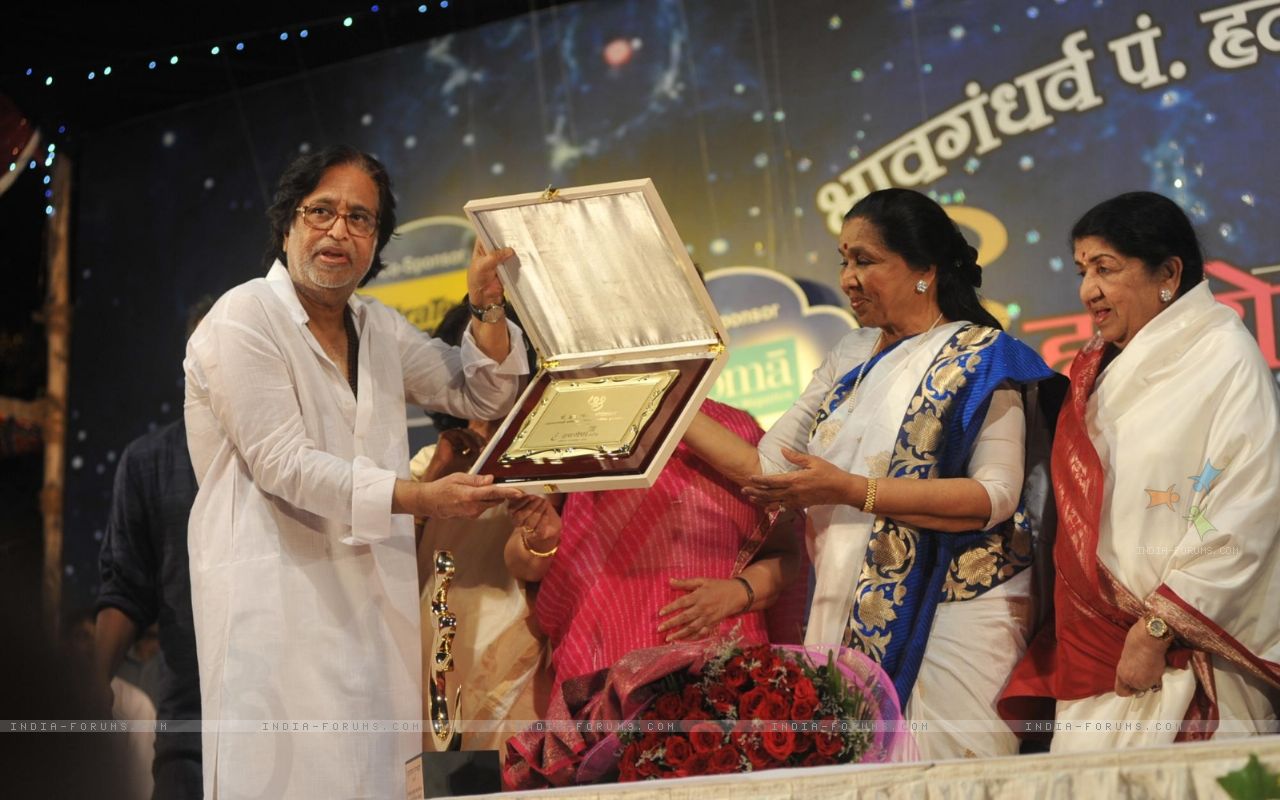 Hridaynath Mangeshkar, Asha Bhonsle & Lata Mangeshkar at Pandit Dinanath Mangeshkar Awards ceremony (Pic courtesy: india-forums.com)