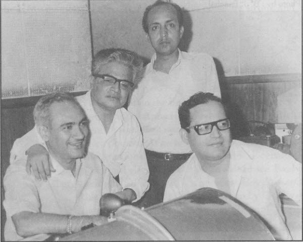 Anjaan (standing) with the team of Baharen Phir Bhi Aayengi: OP Nayyar, Shahid Lateef (Director) and Guru Dutt (Producer) (pic courtesy: apnaarchive.wordpress.com)