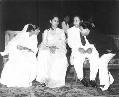 Lata Mangeshkar with Mohammad Rafi and Shakeel Badayuni (Pic courtesy: rckapoor.wordpress.com)