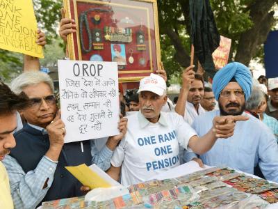 Veterans returning their hard-earned medals during an OROP Rally (Pic courtesy: timesofindia.indiatimes.com)