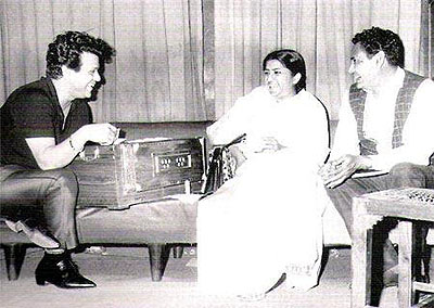 Lata with Jaikishan (on her left) and Hasrat Jaipuri on her right (Pic courtesy: www.sjmusic.org)