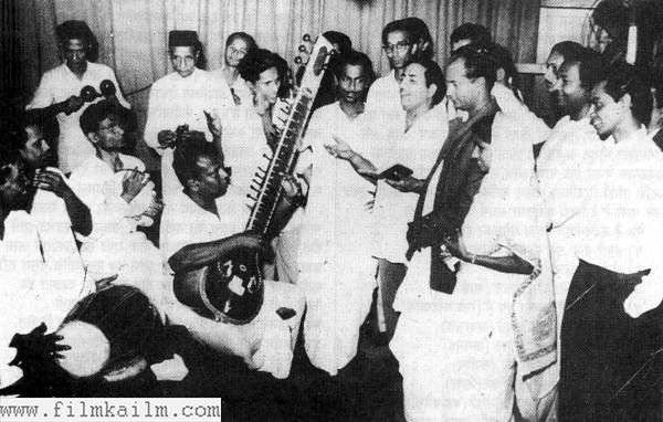 Recording for a song for the 1960 Bimal Roy movie Usne Kaha Tha. Shailendra, standing behind Bimal Roy, was the favourite choice of Bimal Roy for songs in his movies (Pic courtesy: filmkailm.com)