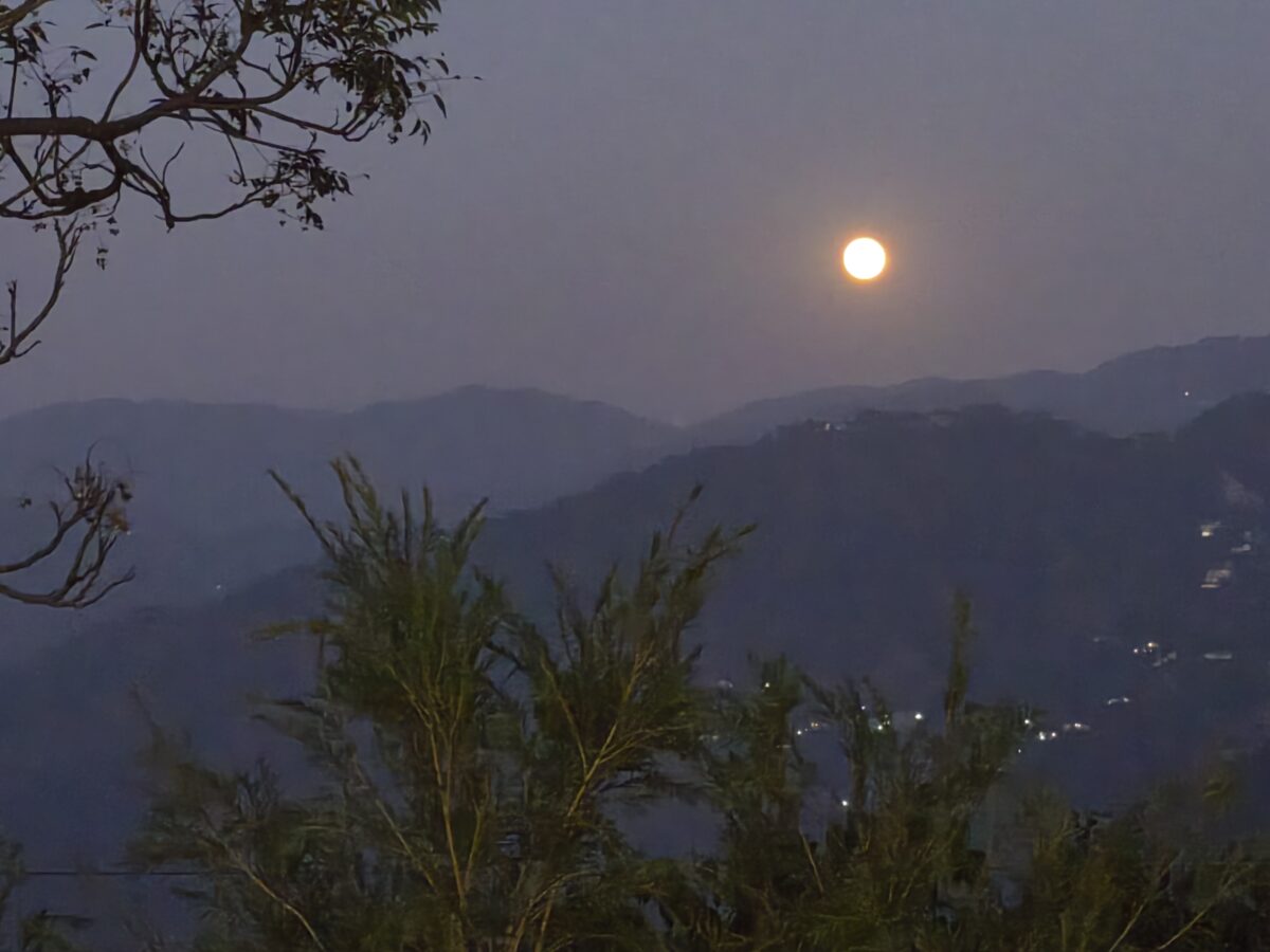 HUM TO CHAND BHI LE AAYEN
